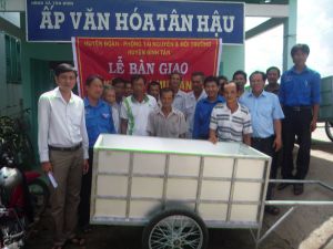 Huyện đoàn Bình Tân trao 10 xe kéo rác cho các Đội thanh niên tình nguyện thu gom rác năm 2015