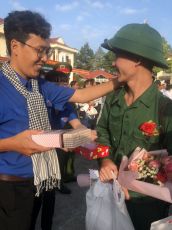 Huyện Đoàn Bình Tân tặng quà cho tân binh lên đường bảo vệ Tổ quốc năm 2023